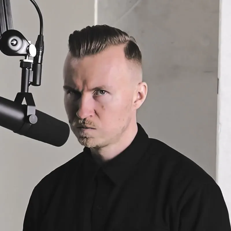 Rudi Rok at his microphone